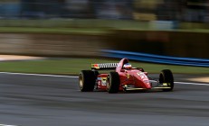 米兰体育网页版-F1新赛季揭幕战引爆巴林，曼城制霸爱尔兰背后的体育产业新格局