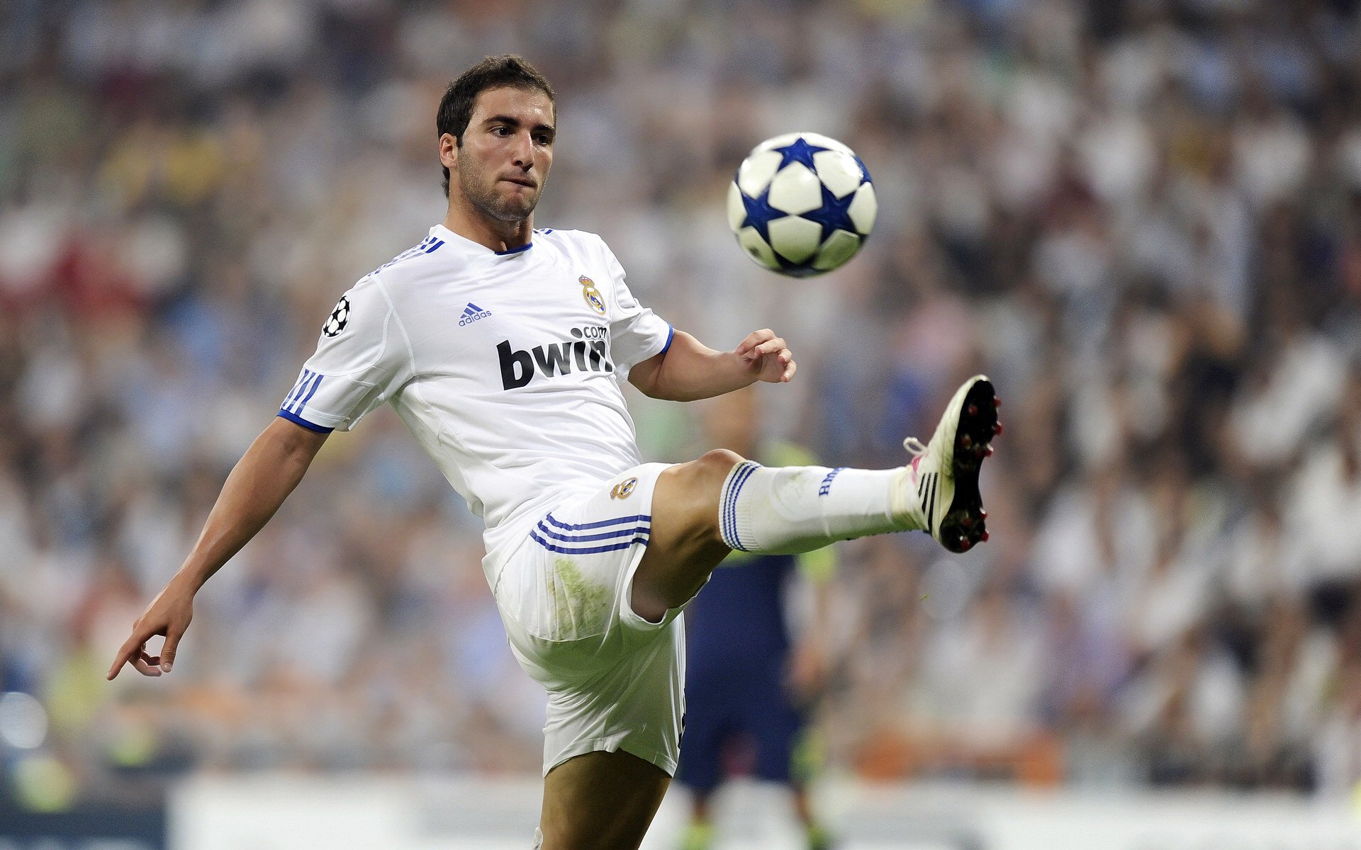 深圳队险胜老鹰,保罗在年度焦点之战接管比赛